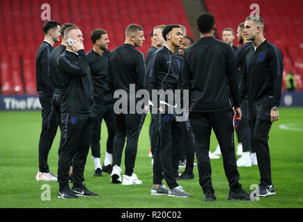 L'Inghilterra del Wayne Rooney (sinistra) e i suoi compagni di squadra prima della amichevole internazionale allo Stadio di Wembley, Londra. Foto Stock