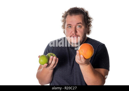 Funny uomo grasso trattiene frutti su sfondo bianco Foto Stock