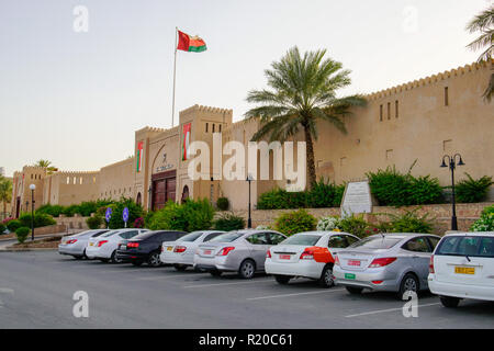 Parcheggio fuori le mura in Nizwa, Oman.Nizwa Foto Stock