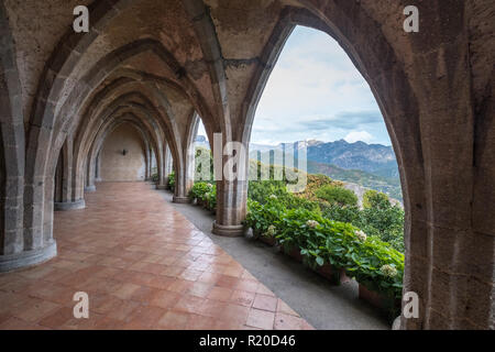 Lo stile gotico cripta presso i Giardini di Villa Cimbrone a Ravello sulla Costiera Amalfitana in Italia. Le montagne può essere osservato attraverso le arcate. Foto Stock