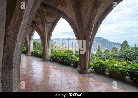 Lo stile gotico cripta presso i Giardini di Villa Cimbrone a Ravello sulla Costiera Amalfitana in Italia. Le montagne può essere osservato attraverso le arcate. Foto Stock