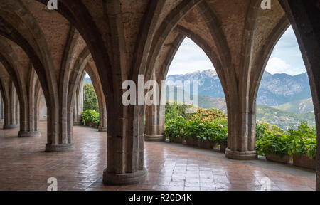 Panorama di stile gotico cripta presso i Giardini di Villa Cimbrone a Ravello sulla Costiera Amalfitana in Italia. Le montagne può essere osservato attraverso le arcate. Foto Stock