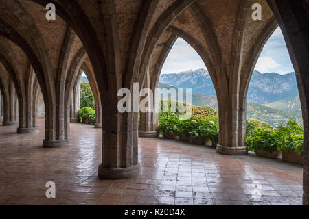 Lo stile gotico cripta presso i Giardini di Villa Cimbrone a Ravello sulla Costiera Amalfitana in Italia. Le montagne può essere osservato attraverso le arcate. Foto Stock