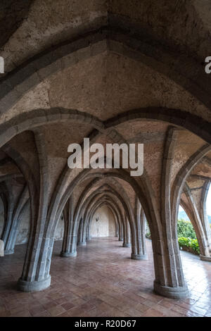 Lo stile gotico cripta presso i Giardini di Villa Cimbrone a Ravello sulla Costiera Amalfitana in Italia. Le montagne può essere osservato attraverso le arcate. Foto Stock