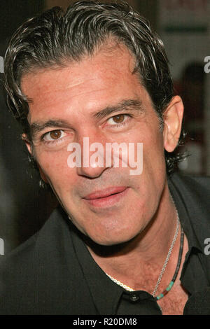 Antonio Banderas 10/14/06 decimo ANNUALE DI LOS ANGELES LATINO FESTIVAL INTERNAZIONALE GABI AWARD GALA - Omaggio a Antonio Banderas @ teatro egiziano, Hollywood foto di Giu Matsuda/HNW / PictureLux (14 ottobre 2006) Foto Stock