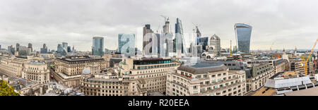 Vista panoramica sulla Banca di Inghilterra e la zona di conservazione landmarks, City of London financial district con iconico elevato aumento di grattacieli Foto Stock