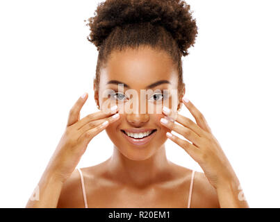 Donna attraente facendo il massaggio del viso. Foto di African American donna con pulire la pelle sana su sfondo bianco. La cura della pelle e concetto di bellezza Foto Stock