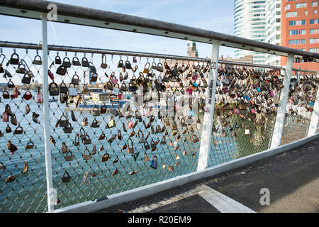 Rotterdam, Olanda,14-nov-2018:lucchetti e altri fermagli di amore attaccata al rijnhavenbrug a Rotterdam, precedentemente noto come il hooker bridge Foto Stock