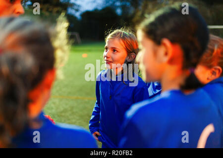 Attento alle ragazze Calcio team ascolto di pullman Foto Stock