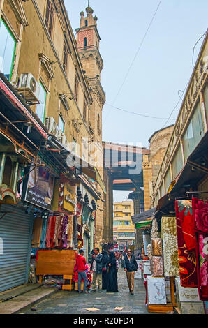 Il Cairo, Egitto - 21 dicembre 2017: Al-Muizz street di souk Khan El-Khalili con una vista sul tetto di legno di Al-Ghuri complessi su Dicembre 21 al Cairo. Foto Stock