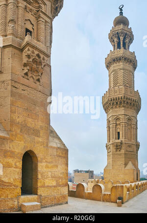 Le suggestive torri medievali di Bab Zuwayla Gate, decorate con complessi motivi scolpiti, Cairo, Egitto. Foto Stock