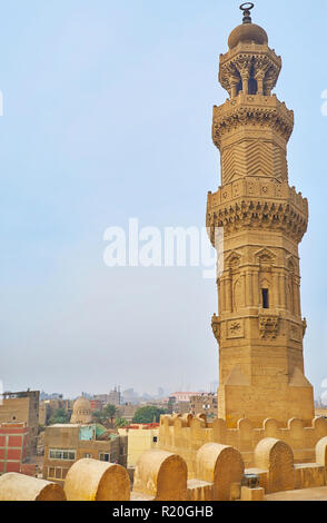 Bab Zuwayla vanta di gate scenic torri ornate con decorazioni scolpite, balconi, sottili pilastri e i dettagli di muqarnas al Cairo, Egitto. Foto Stock