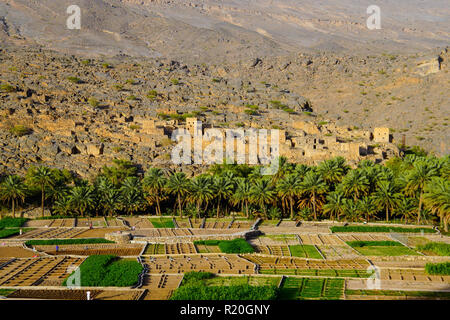 Vista di Ghul villaggio fantasma, Al Hamra, Oman. Foto Stock