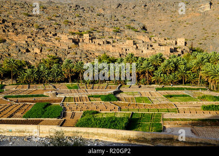 Vista di Ghul villaggio fantasma, Al Hamra, Oman. Foto Stock