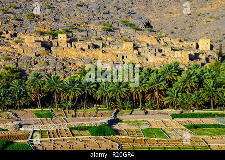 Vista di Ghul villaggio fantasma, Al Hamra, Oman. Foto Stock