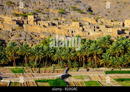 Vista di Ghul villaggio fantasma, Al Hamra, Oman. Foto Stock