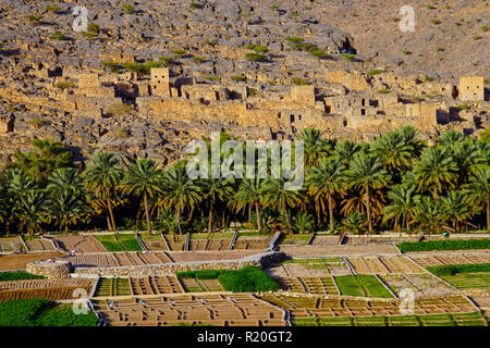 Vista di Ghul villaggio fantasma, Al Hamra, Oman. Foto Stock