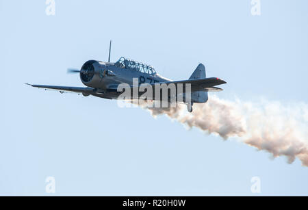 MONROE, NC (USA) - 10 Novembre 2018: una T-6 texano aeromobile in volo con una contrail al Warbirds su Monroe Air Show. Foto Stock