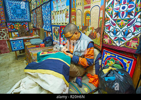 Il Cairo, Egitto - 21 dicembre 2017: Visita il laboratorio-memorizza in vicolo Tentmakers (Sharia Khayamiya) e osservare il processo di creazione della bella app Foto Stock