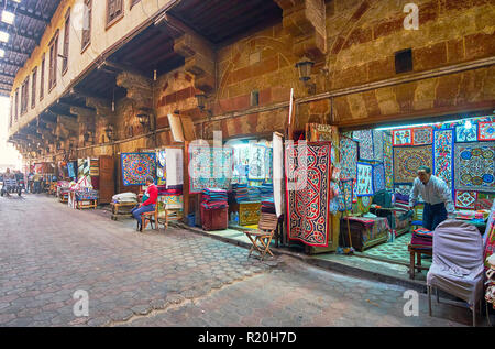 Il Cairo, Egitto - 21 dicembre 2017: la linea di stalli in vicolo Tentmakers (Sharia Khayamiya) con grandi quantità di appliqued fatti a mano e ricamati f Foto Stock