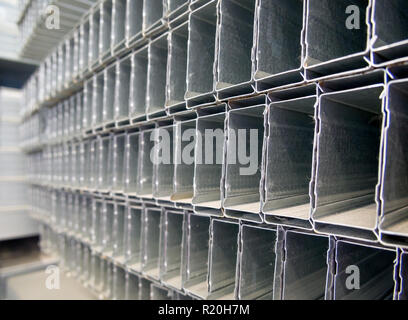 Profilo metallico per muro a secco di cui su rack del magazzino Foto Stock