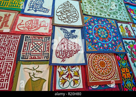 Bella federe in stallo del vicolo Tentmakers (Sharia Khayamiya) Bazaar con patchwork e ricamo, la calligrafia Araba al Cairo, Egitto. Foto Stock