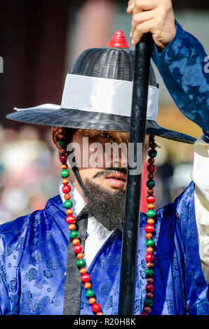 Close up di un pikeman ad una rievocazione storica delle tradizionali arti di combattimento presso il Palazzo Gyeongbokgung a Seul, in Corea del Sud. Foto Stock