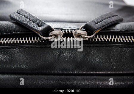 Due in cuoio nero zipper closeup Foto Stock