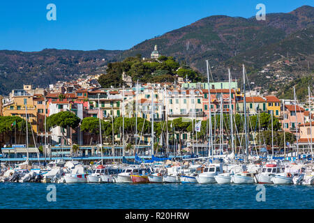 Sanremo, Italia - 14 novembre 2017 - giornata soleggiata vista dal mare con barche e yacht per la città vecchia di Sanremo (La Pigna) e della Madonna della Costa C Foto Stock