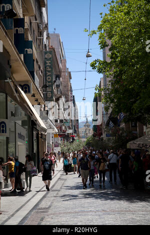 Gli amanti dello shopping e negozi ermou monastiraki Atene GRECIA Foto Stock