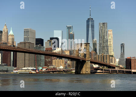 New York cityscape. New York City, il quartiere finanziario di Lower Manhattan vista dal Ponte di Brooklyn Park.
