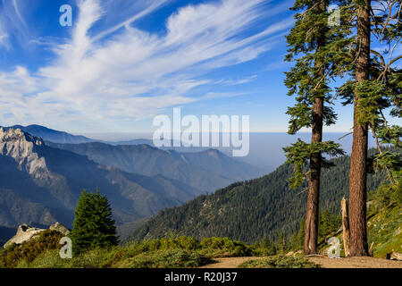 Paesaggio nel Parco Nazionale di Sequoia in Sierra Nevada in una giornata di sole; il fumo proveniente da incendi visibile in background, coprendo la valle; Foto Stock