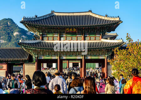 Il Palazzo Gyeongbokgung a Seul, in Corea del Sud è una popolare attrazione turistica popolare con i turisti. Foto Stock