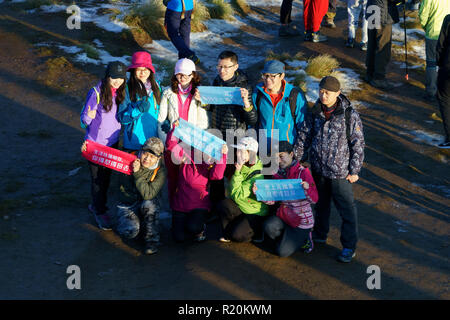Gruppo di escursionisti coreano che posano per una foto sul vertice di Poon Hill, regione di Annapurna, Nepal. Foto Stock