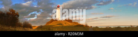 Autunno immagine panoramica di Hiddensee isola sul Mar Baltico con il bianco faro Dornbusch nel Meclemburgopomerania Occidentale, Germania settentrionale Foto Stock