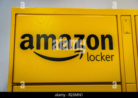 Novembre 15, 2018 Santa Clara / CA / STATI UNITI D'AMERICA - Close up di Amazon logo su uno dei loro armadietti di Amazon si trova all'interno di un negozio di San Francisco Bay Area Foto Stock