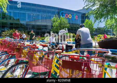 Maggio 13, 2018 Mountain View / CA / STATI UNITI D'AMERICA - un gruppo di persone di scattare una foto a Google sede principale in Silicon Valley; biciclette colorate in per Foto Stock