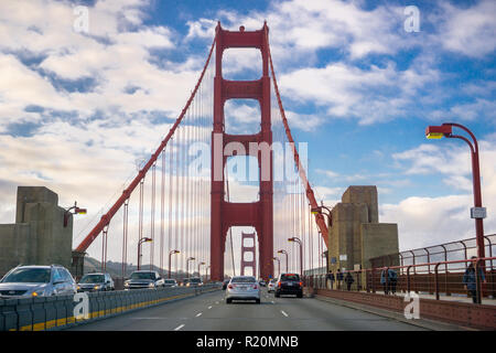 Maggio 13, 2018 San Francisco / CA / STATI UNITI D'AMERICA - Traffico di sera sul Golden Gate Bridge Foto Stock