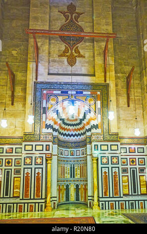 Il Cairo, Egitto - 21 dicembre 2017: La scenic mihrab in pietra nel Mausoleo di Mohammad Reza Shah Pahlavi dell'Iran in Al-Rifai (Royal) moschea, il 2 dicembre Foto Stock