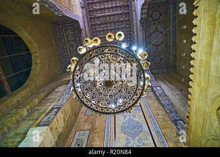 Il Cairo, Egitto - 21 dicembre 2017: gli ornati lampadario in ottone con fine motivo floreale in piccola sala da preghiera di Al-Rifai (Royal) moschea, il 21 dicembre Foto Stock
