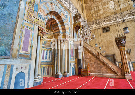 Il Cairo, Egitto - 21 dicembre 2017: la pietra scolpita mihrab e minbar in estate sala da preghiera del sultano Hassan Mosque-Madrasa, il 21 dicembre in Cair Foto Stock