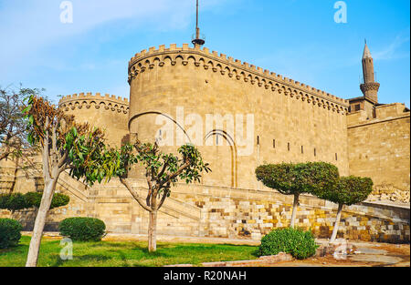 Bab Al-Azab Gate è uno delle più belle fortificazioni della cittadella di Saladino, rivolto verso la piazza di Salah El-Deen (Saladino) e circondato da orname Foto Stock