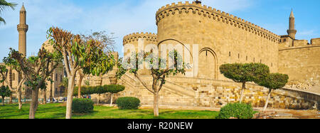 Panorama con vista su Bab Al-Azab porta della parete esterna della cittadella di Saladino e verde giardino intorno al Cairo, Egitto. Foto Stock