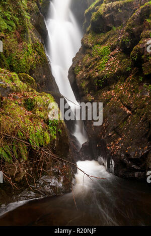 Cascata in un flusso roccioso a Aira Force nel distretto del lago, Inghilterra Foto Stock