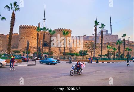 Il Cairo, Egitto - 21 dicembre 2017: Salah El Deen Square è un bel posto per osservare la Cittadella del Cairo con la sua grande Bab Al-Azab gate, mura medievali e Foto Stock