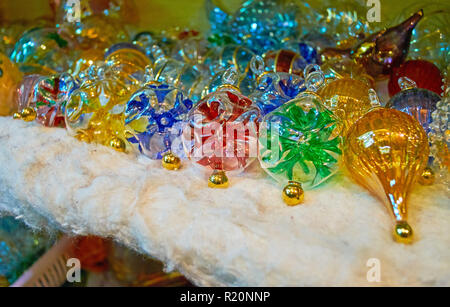 Il bel Natale ornamenti colorati di vetro egiziano nel negozio del souk Khan El Khalili al Cairo, Egitto. Foto Stock