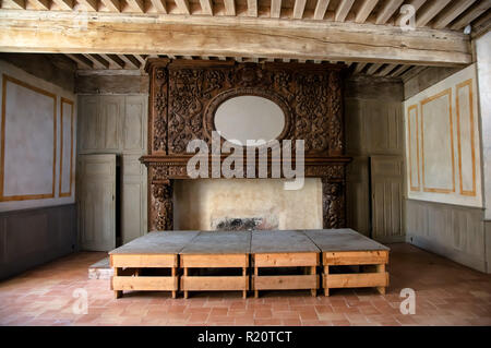 Il castello di Bruniquel, Tarn, Midi-Pirenei, Occitanie, Francia, 21 Aprile 2018: abbandonati interno di un castello Foto Stock