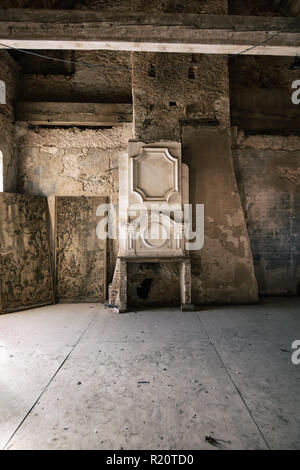 Il castello di Bruniquel, Tarn, Midi-Pirenei, Occitanie, Francia, 21 Aprile 2018: abbandonati interno di un castello Foto Stock