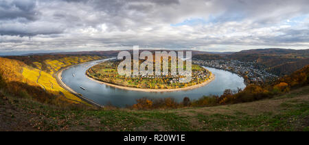 La grande ansa (Rheinschleife Bopparder Hamm) del fiume Reno presso la città di Boppard nella valle del Reno superiore e centrale, Renania-Palatinato, Germania Foto Stock