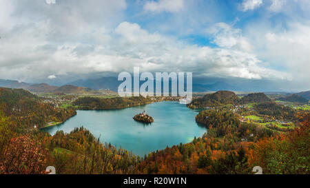 Il lago di Bled è un lago nelle Alpi Giulie della tomaia Carniolan regione del nord ovest della Slovenia, dove essa confina con la città di Bled. La zona è un turiste Foto Stock